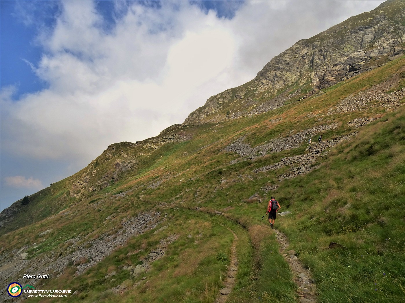 17 Salendo ad ampi tornanti il sent. 253 per il Passo di Cigola.JPG